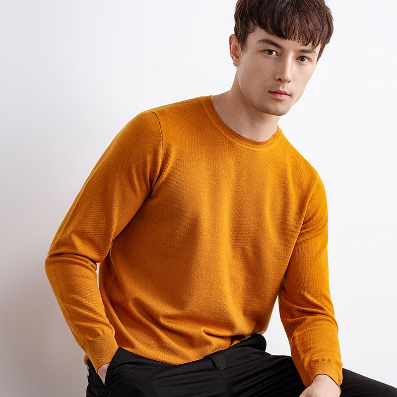 Pullover Cashmere V-Neck dihasilkan di China dan datang dalam tiga warna yang berbeza untuk dipilih: biru muda, biru laut, dan kelabu arang.